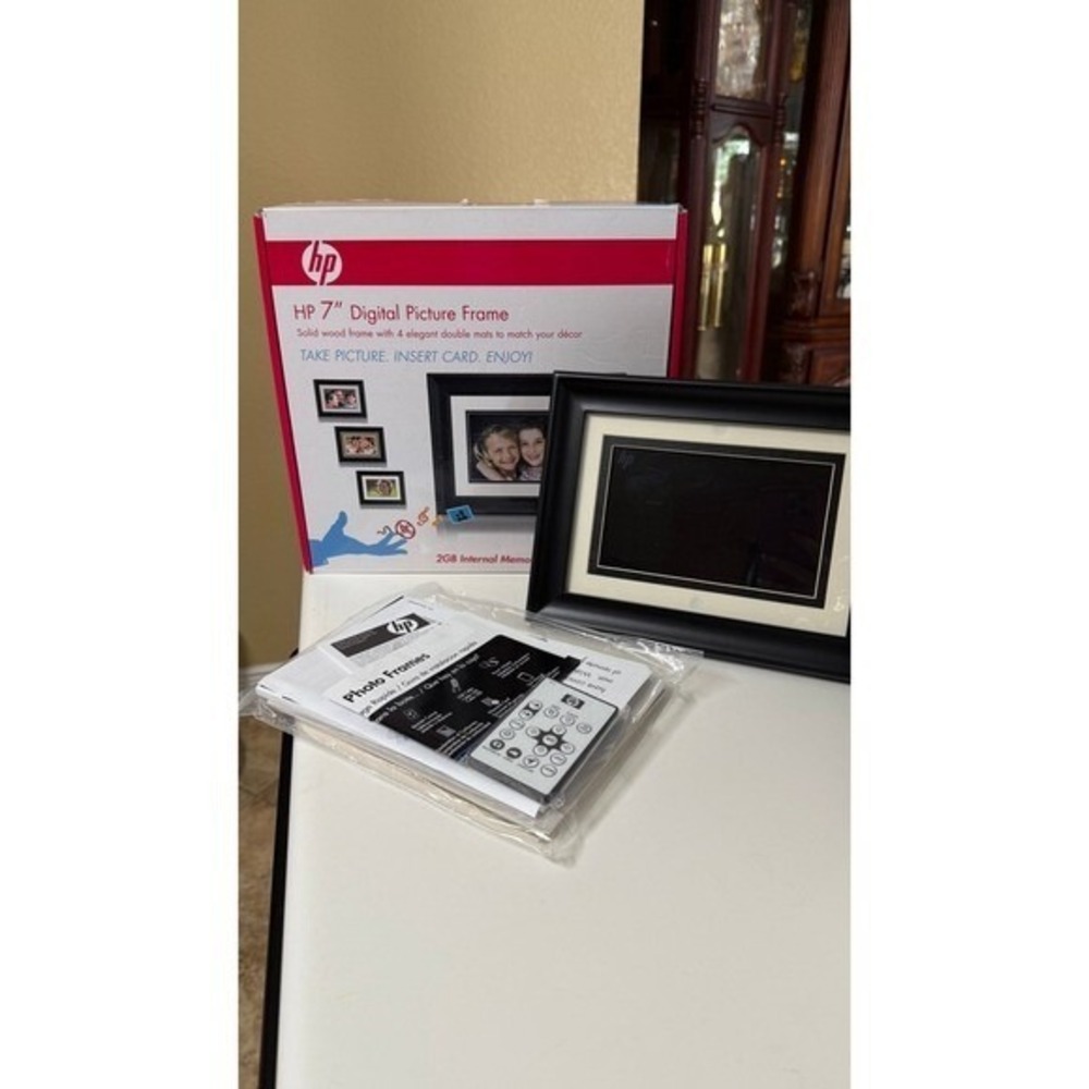 HP DF780b4 7" Digital Picture Frame 2GB Wood Remote